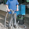 Ручная шлифмашинка EBS 125.4 с удлинительной рукояткой позволяет шлифовать стоя в полный рост