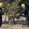 Устройство бурения ям для столбов LPHB при помощи двух рабочих